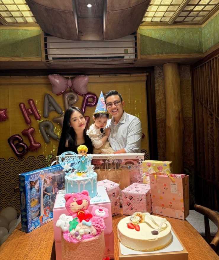 2 nam ca sĩ 9X vinh dự hát trong lễ diễu binh: Đông Hùng hạnh phúc bên vợ con, người còn lại từng là thợ cắt tóc - 8