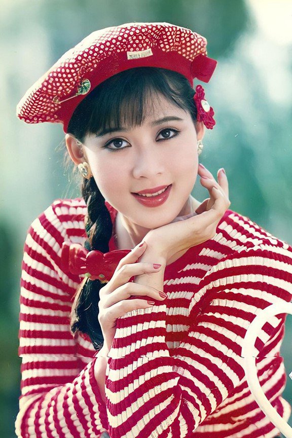 Vào khoảng năm 1997, khi đang ở đỉnh cao sự nghiệp, Diễm Hương bất ngờ rút lui khỏi làng giải trí.