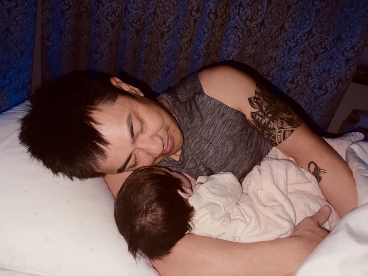 Điền Thái Toàn tỏ ra khéo léo chuyện bỉm sữa. Anh nói có kinh nghiệm chăm con gái từ 20 năm trước, nên hướng dẫn Ethan các kỹ năng.