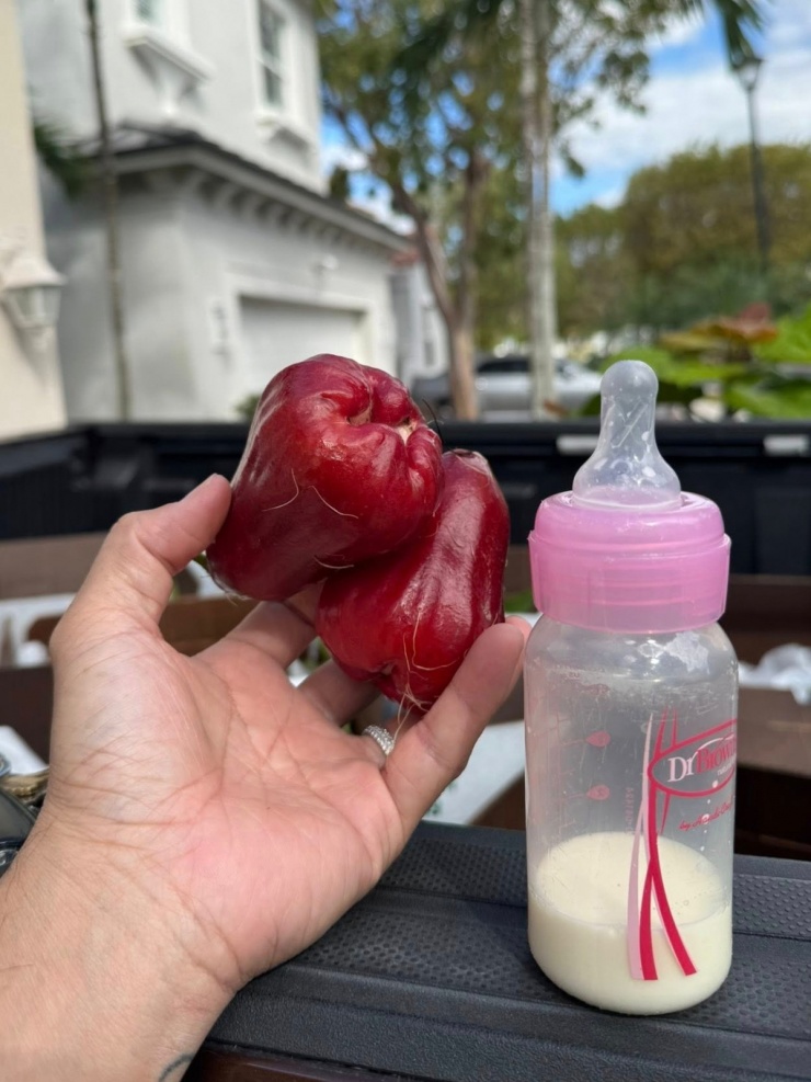 Cặp đồng giới khoe những khoảnh khắc giản dị nhưng khiến họ hạnh phúc khi làm 'bố bỉm sữa'.