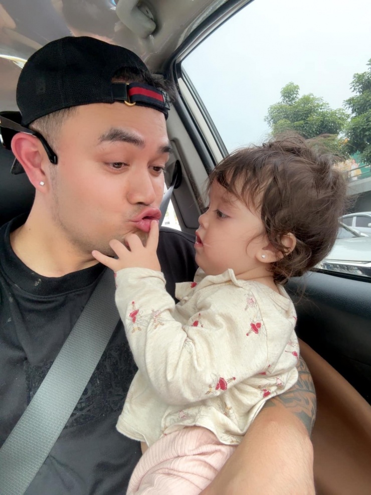 Con gái cặp đồng giới thích nghi tốt với các chuyến đi, khỏe mạnh dù di chuyển liên tục nhờ hai người cha chăm sóc kỹ lưỡng.