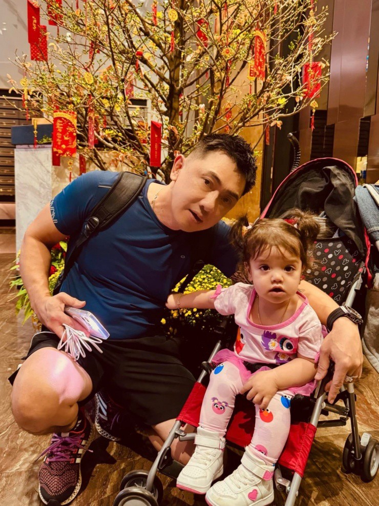 Trước đây, họ thường xuyên du lịch cùng nhau, còn hiện luôn có bé Cat.