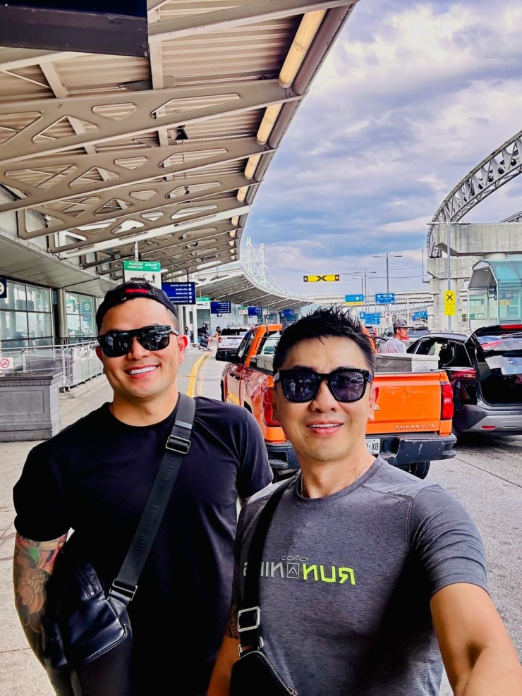 Dù ưu tiên chăm sóc con gái, cặp đồng giới vẫn tranh thủ dành thời gian riêng cho nhau. Cả hai cho biết cảm thấy gắn bó và ấm áp hơn khi bé Cat trở thành sợi dây kết nối, khiến gia đình thêm trọn vẹn.