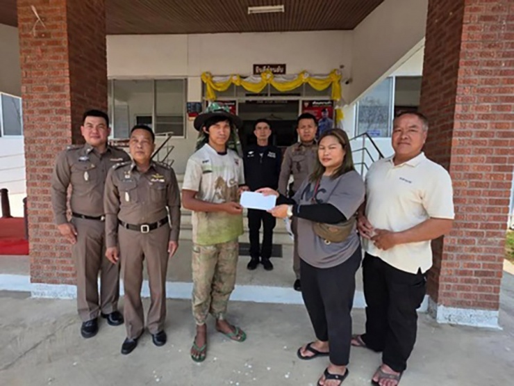 Đi nhặt rác, người đàn ông phát hiện cục tiền mặt bên lề đường - 2