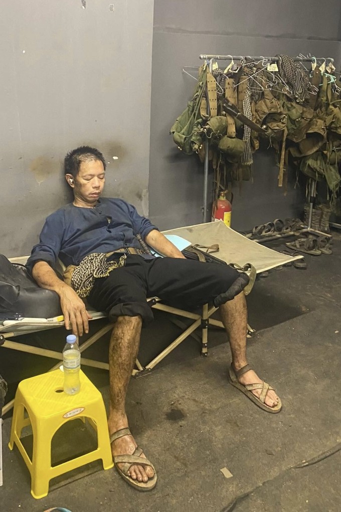 1746405732-dia-dao-3-7840-7832-8177-width680height1020 Thái Hòa tranh thủ nghỉ ngơi ở hậu trường phim 'Địa đạo: Mặt trời trong bóng tối'. Ảnh: Facebook Phim Địa đạo