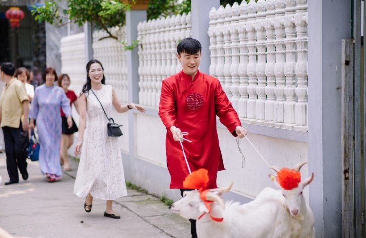 Chú rể dắt 2 con dê đi đón vợ, phía sau là câu chuyện đầy hài hước - 2