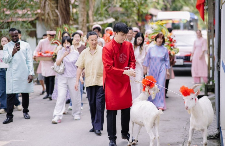 Chú rể chật vật dắt dê