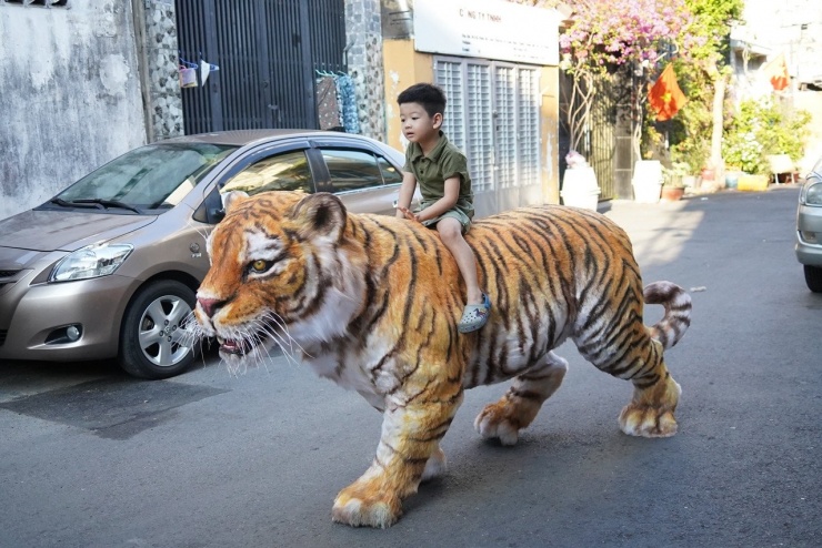 Nếu không quan sát kỹ, ít người nhận ra đây là mô hình được tạo từ xốp, xi măng, lông nhân tạo. Ảnh: Nhân vật cung cấp