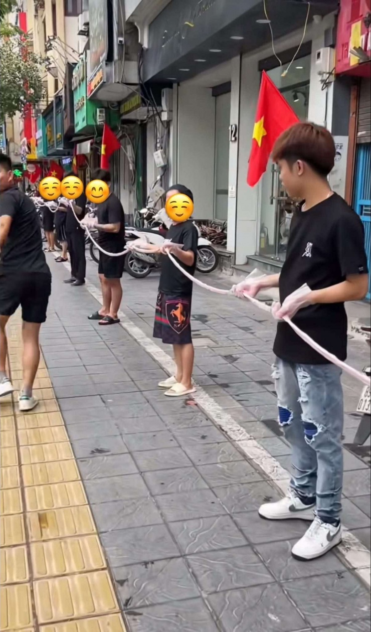 Hình ảnh chuỗi lòng se điếu dài tới 40m. Ảnh: BeatVN