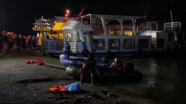 Cảnh tượng kinh hoàng khi 4 thuyền du lịch bất ngờ lật úp, 84 người cùng rơi xuống sông- Ảnh 3. Cảnh tượng kinh hoàng khi 4 thuyền du lịch bất ngờ lật úp, 84 người cùng rơi xuống sông- Ảnh 3.