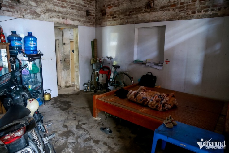 1746582924-w-ha-nam-4-36170-width1900height1267 Bên trong nơi trú ngụ của cả gia đình 6 người là không gian chật chội, chắp vá.