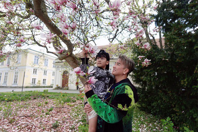 Đàm Vĩnh Hưng và con trai nhỏ.