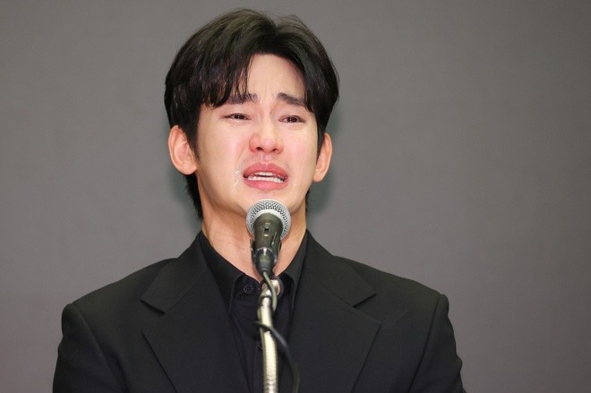Kim Soo Hyun tại họp báo tháng ba. Ảnh: Nate
