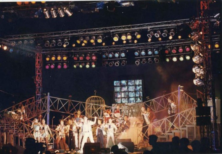 Sân khấu năm 1998. Ảnh: Làn Sóng Xanh