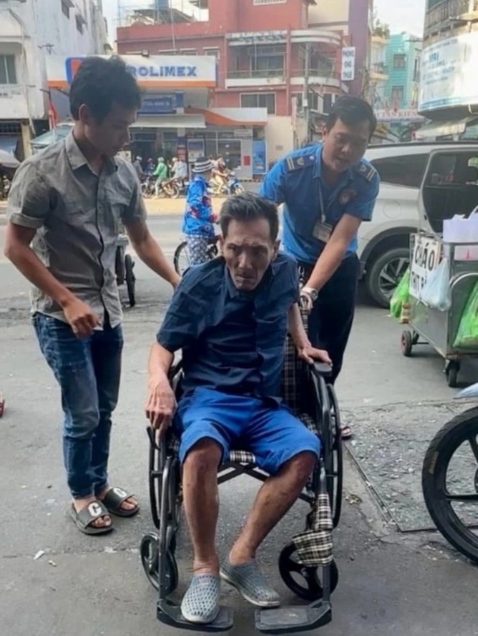 Các em đưa Thương Tín đi khám bệnh ở TP HCM.