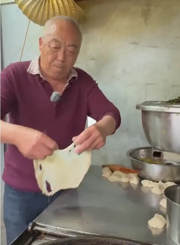 1746672155-banbanh4-23245-width596height809 Ông Vương tỉ mỉ trong từng khâu làm bánh. Ảnh: QQ