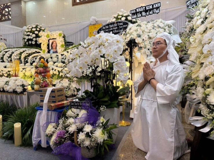 Xót xa cảnh NSƯT Đại Nghĩa lặng nhìn di ảnh mẹ khi tang lễ vãn người, Nhật Kim Anh