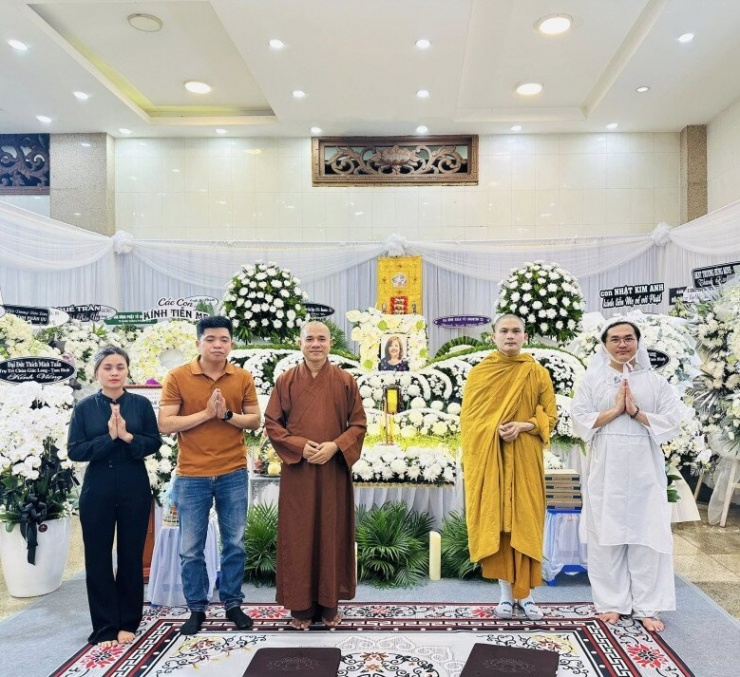 Xót xa cảnh NSƯT Đại Nghĩa lặng nhìn di ảnh mẹ khi tang lễ vãn người, Nhật Kim Anh