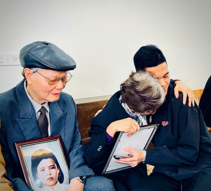 1746672821-anh-2-37900-width1000height905 Hoàng trao di ảnh cho gia đình liệt sĩ Đặng Thị Kim