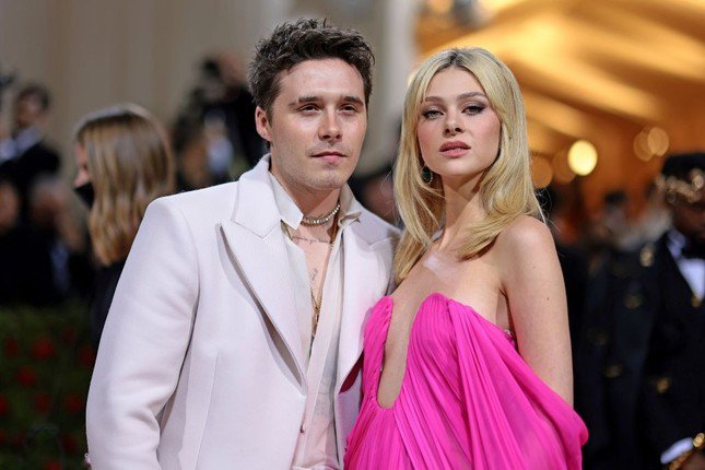 1746688826-a1-5769-8716-width645height430 Brooklyn và Nicola bị công chúng chỉ trích vì phớt lờ ông bà Becks. Ảnh: Seventeen.