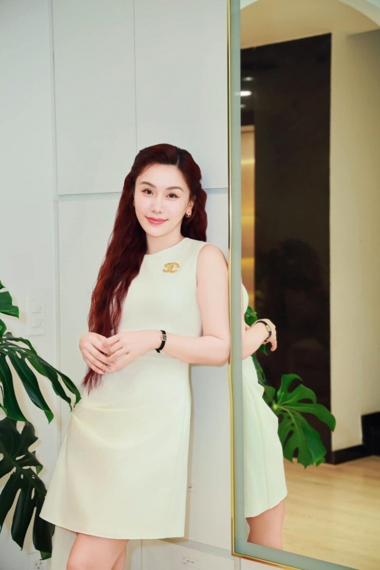 Nữ MC ăn món lòng se điếu hút 4 triệu lượt xem: 40 tuổi vẫn trẻ như gái đôi mươi, là