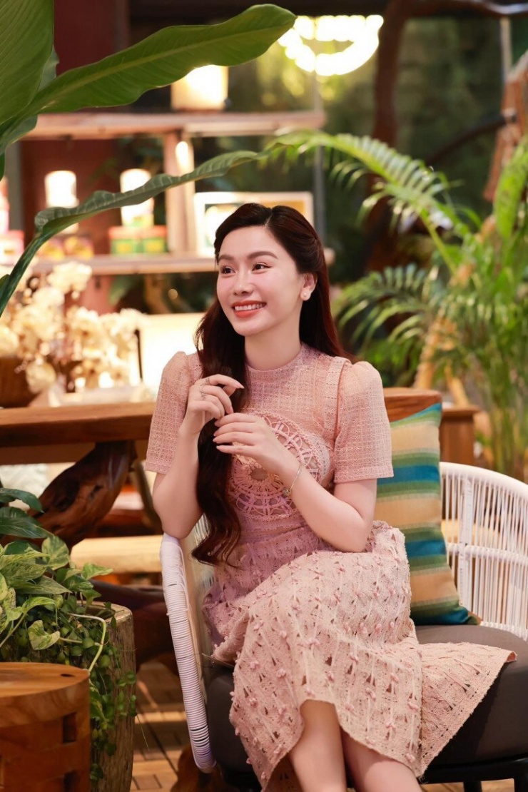 Nữ MC ăn món lòng se điếu hút 4 triệu lượt xem: 40 tuổi vẫn trẻ như gái đôi mươi, là