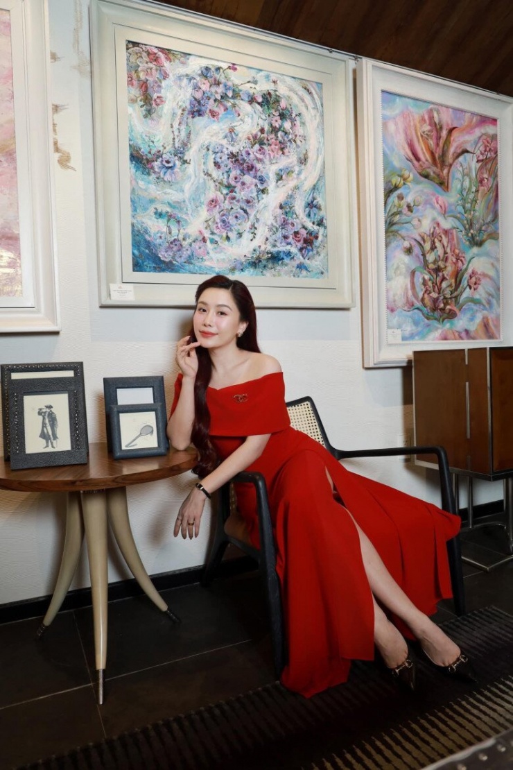 Nữ MC ăn món lòng se điếu hút 4 triệu lượt xem: 40 tuổi vẫn trẻ như gái đôi mươi, là