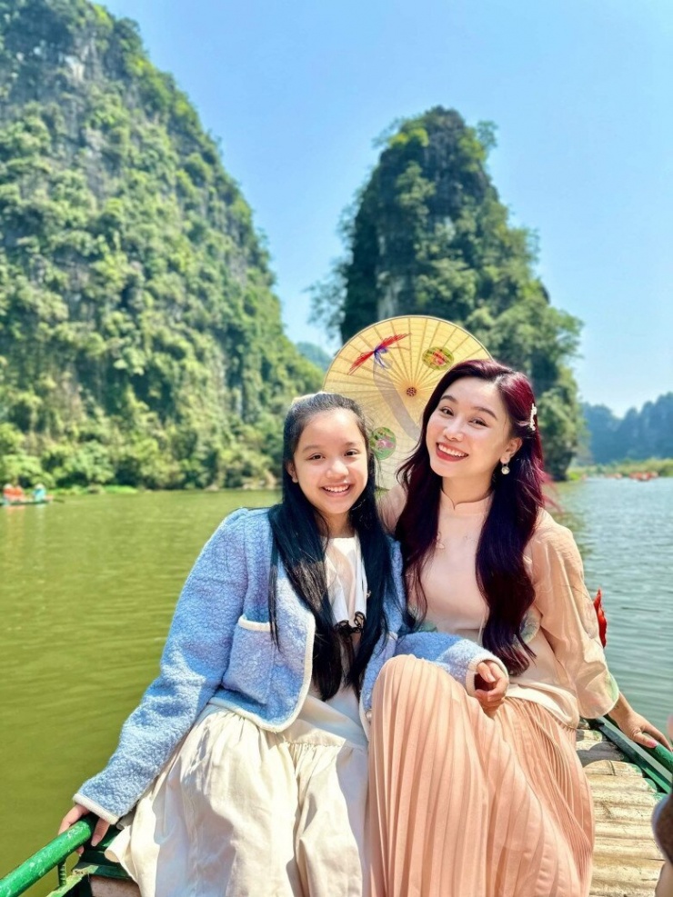 Nữ MC ăn món lòng se điếu hút 4 triệu lượt xem: 40 tuổi vẫn trẻ như gái đôi mươi, là