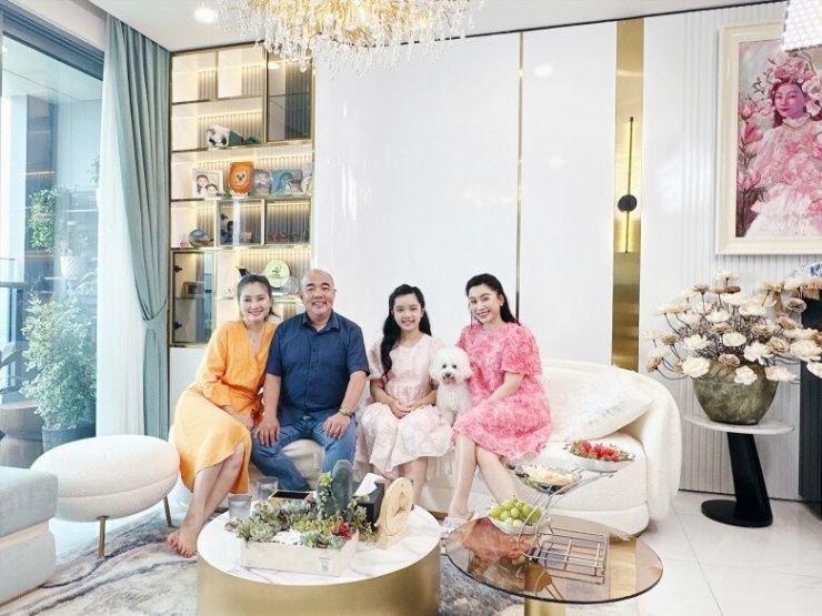 Nữ MC ăn món lòng se điếu hút 4 triệu lượt xem: 40 tuổi vẫn trẻ như gái đôi mươi, là