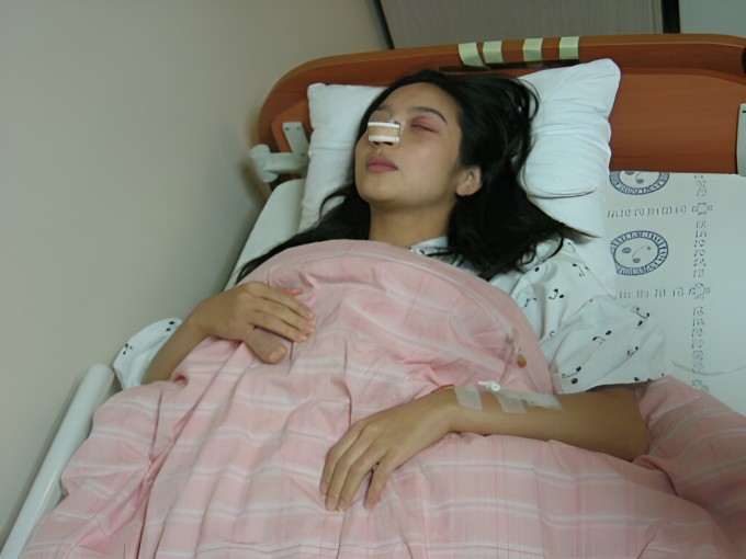 1746757372-3q-jpg-2309-4360-3012-width680height510 Lee Min Young thời điểm vào viện cấp cứu. Ảnh: Nate