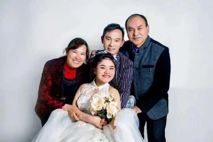 Đôi uyên ương với cha mẹ. Ảnh: 163