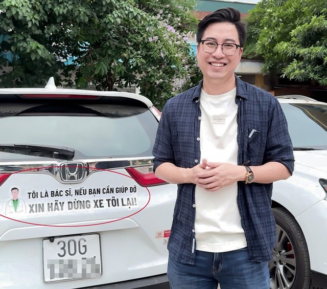 Bác sĩ Mạnh và dòng chữ sau xe. Ảnh: NVCC
