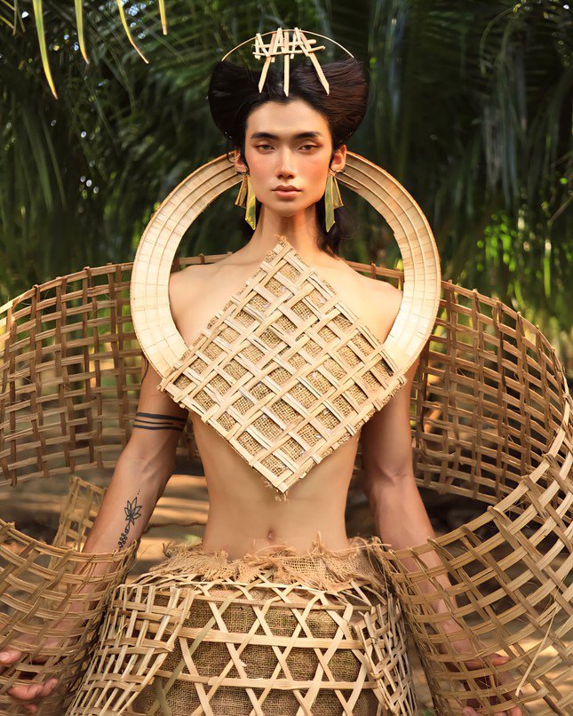 Harry Nista nổi bật với khả năng biến tấu trang phục từ đồ của người thân hay vật liệu chiếu, bao cám... thành những bộ cánh high-fashion ấn tượng.