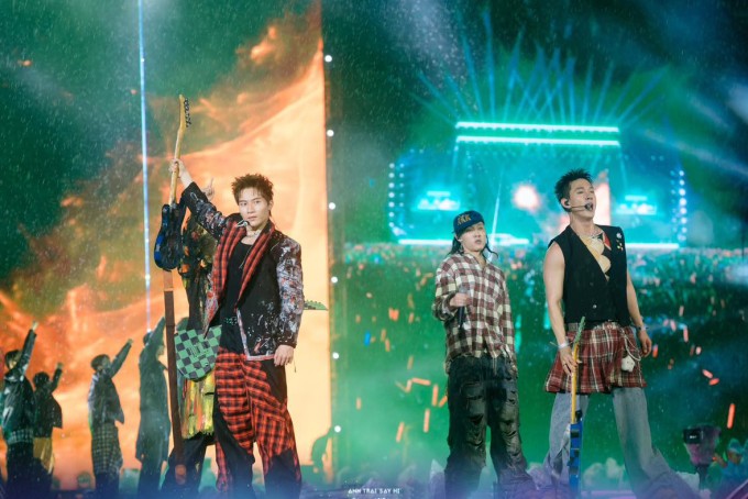 Các 'anh trai' vẫn diễn sung dưới trời mưa lớn. Ảnh: BTC