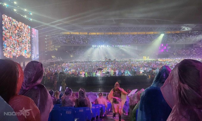 Dù mưa lớn, hàng nghìn khán giả gần như không ra về. Ảnh: Kun Sogi