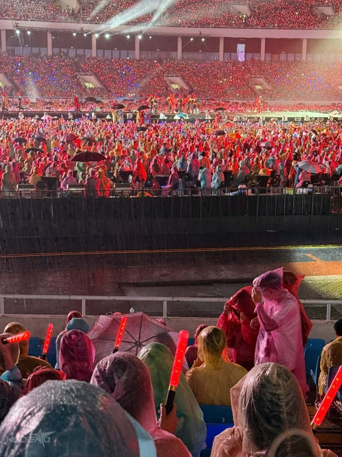 Khán giả mặc áo mưa tiếp tục xem concert. Ảnh: Hồng Minh