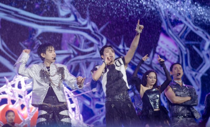 1746926842-hth2-0159-3655-0420-width680height413 Quang Hùng (trái), Dương Domic (giữa), ca sĩ khách mời Bảo Anh (thứ ba từ trái sang) và Song Luân cháy hết mình dưới cơn mưa ở Hà Nội tối 10/5. Ảnh: BTC