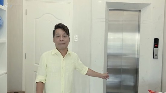 Cơ ngơi của nam nghệ sĩ có tông màu trắng chủ đạo, thiết kế hiện đại và có cả thang máy