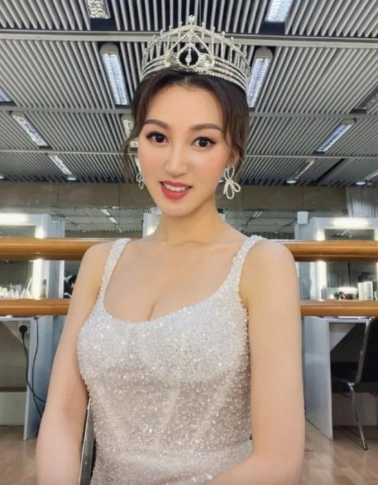 Hà Diễm Quyên tham gia cuộc thi Hoa hậu Hong Kong (Trung Quốc) và giành được ngôi Á hậu 2. Ảnh Internet.
