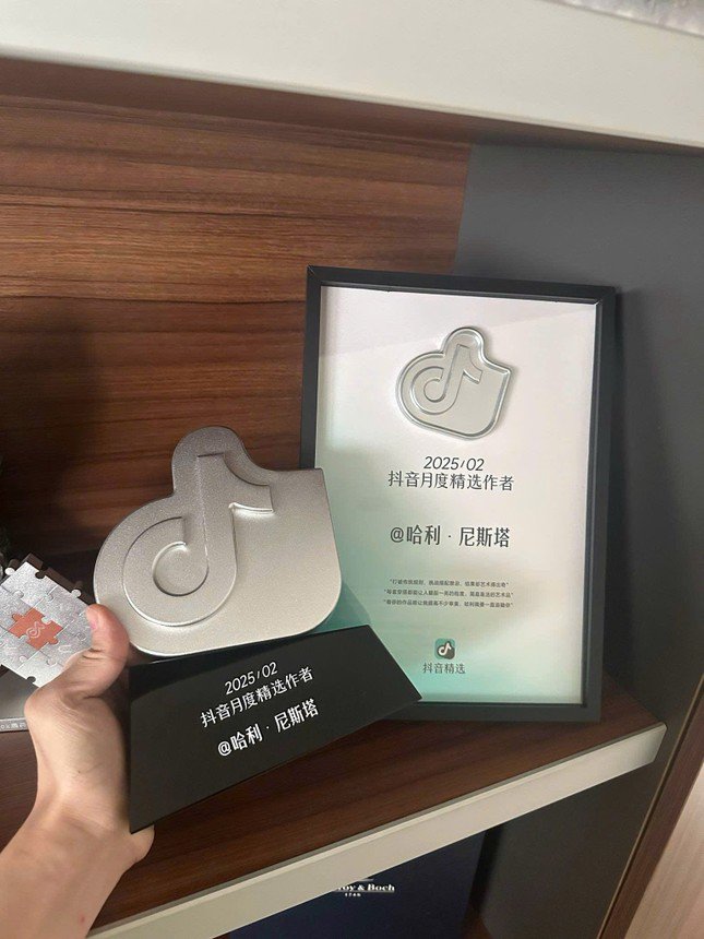 Harry Nista nhận được 2 giải thưởng do Douyin trao tặng: Người tạo nội dung nổi bật và Nhà sáng tạo xuất sắc nhất trong tháng.