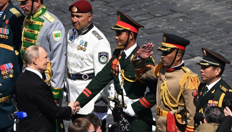 Tổng thống Nga Vladimir Putin bắt tay khối trưởng Phạm Khắc Giang. Ảnh: RIA Novosti