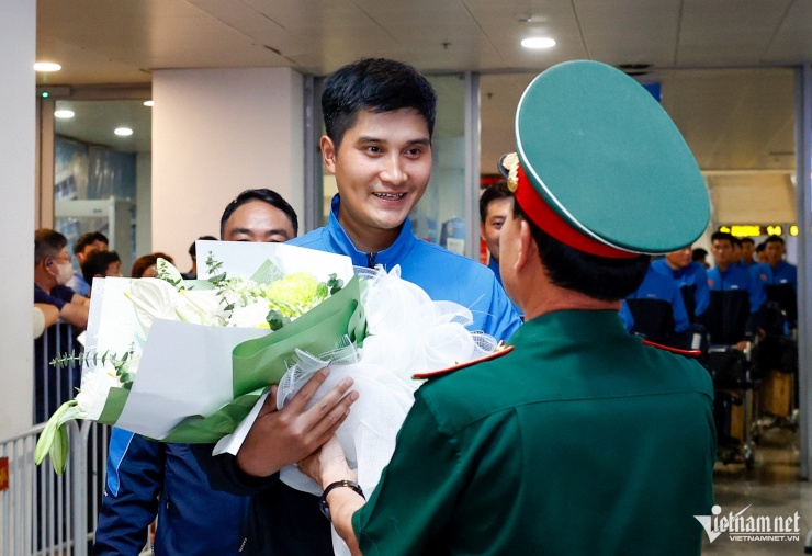 Chiến sĩ Phạm Khắc Giang cùng đồng đội được chào đón tại sân bay. Ảnh: Phạm Hải