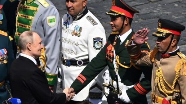 Khối trưởng duyệt binh của Việt Nam nói về khoảnh khắc bắt tay Tổng thống Putin 1746961283 1 thumbnail width740height495 anh cat 3 2 auto cropjpg