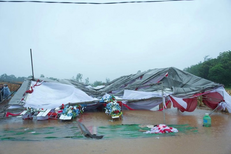 Rạp cưới đổ sập ngay sát giờ G