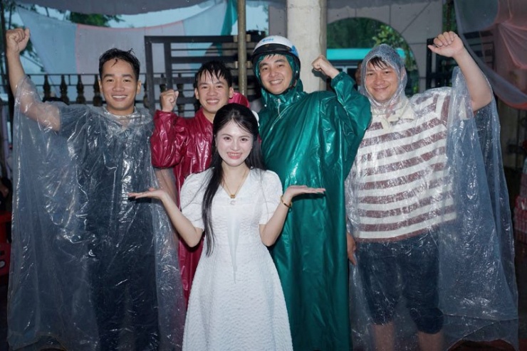 Khoảnh khắc hài hước của cô dâu bên nhóm bạn 