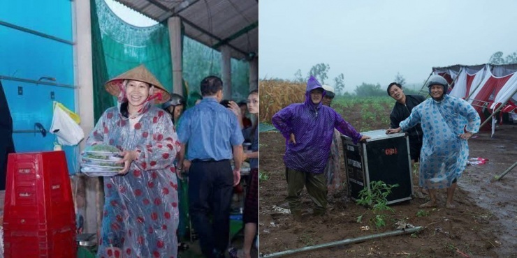 Gia đình mặc áo mưa bê cỗ cưới 