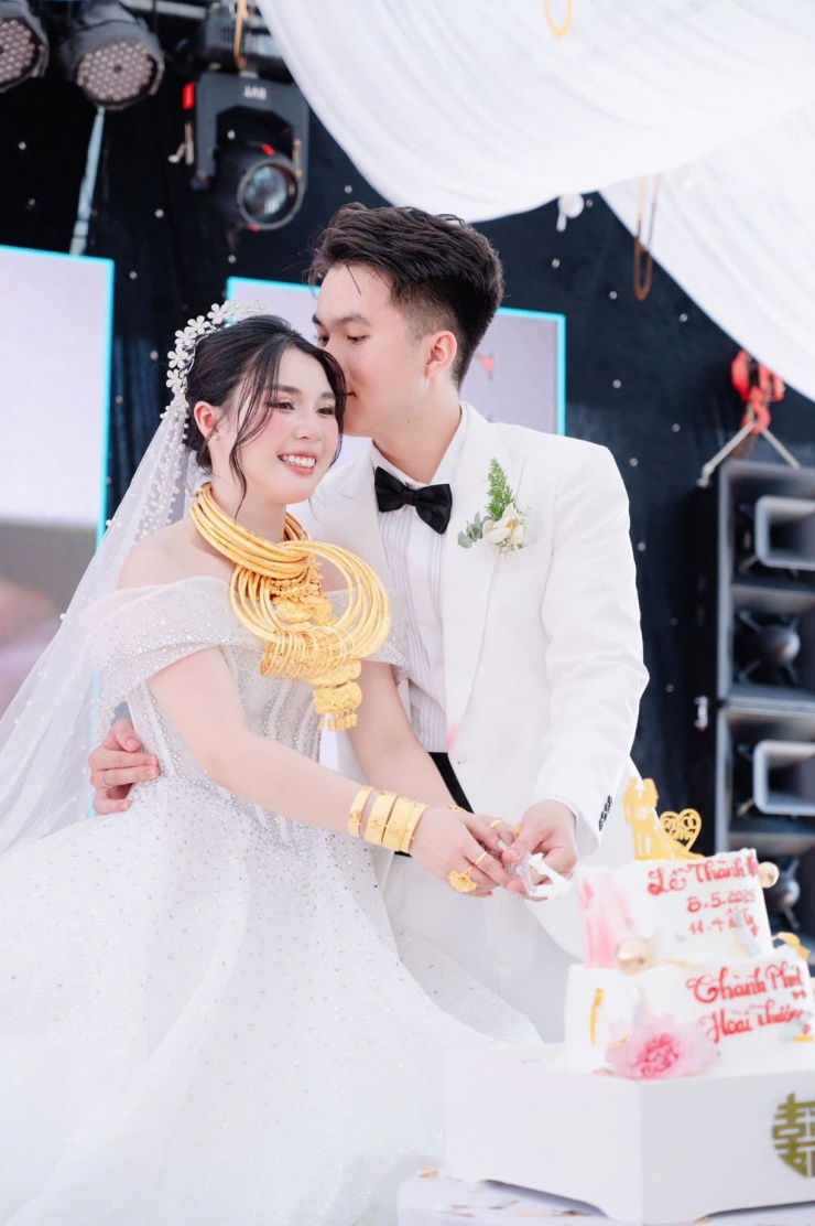 1747036454-anh-2-72885-width1000height1502 Vợ chồng Hoài Thương có chuyện tình