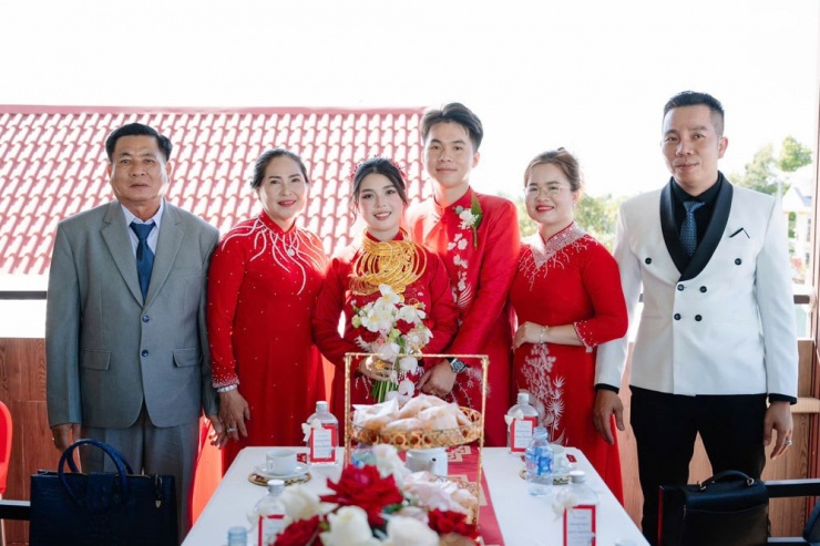 1747036454-anh-3-72884-width1000height666 Tuổi tác chênh lệch của hai bên sui gia thu hút nhiều sự quan tâm