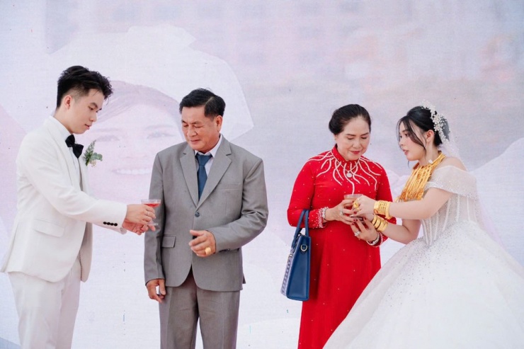 1747036455-anh-4-72886-width1000height666 Ba mẹ ruột Hoài Thương trong ngày vui của các con