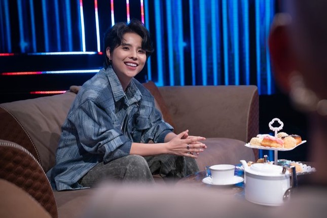 Vũ Cát Tường vui mừng khi được ba chúc phúc trong lễ cưới.